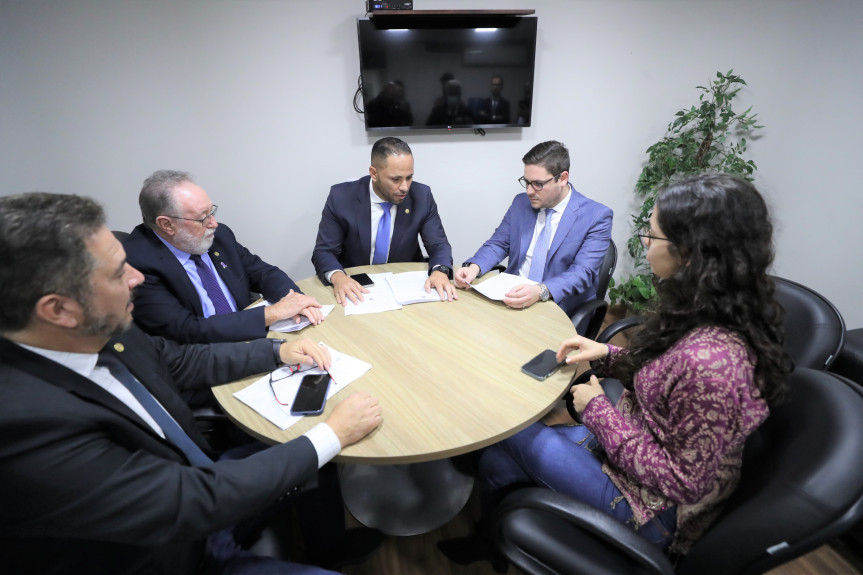 Reunião ocorreu na tarde desta segunda-feira (5).