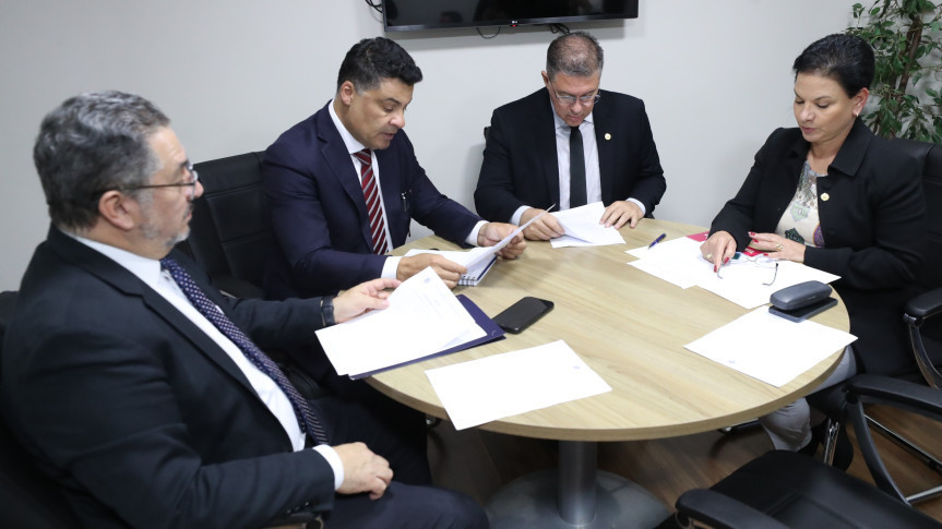 Reunião ocorreu após as sessões plenárias desta segunda-feira (20).