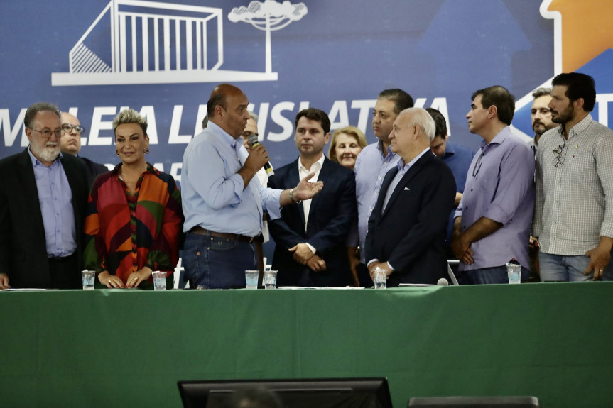 . As reivindicações foram entregues pelo presidente da Sociedade Rural do Paraná, Marcelo El Kadre, ao presidente da Casa, deputado Ademar Traiano (PSD), e ao primeiro-secretário, deputado Alexandre Curi (PSD)
