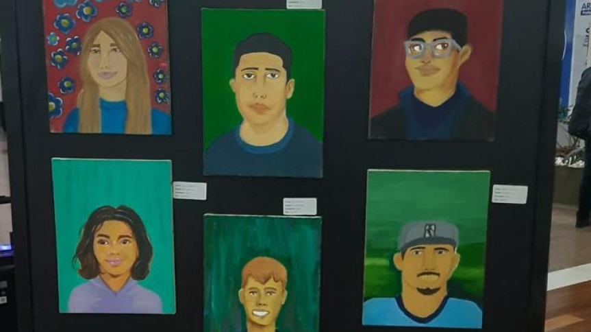 s obras são autorretratos em pintura a óleo, resultado de um processo formativo que envolveu tanto o aprendizado técnico quanto o fortalecimento da identidade dos participantes.