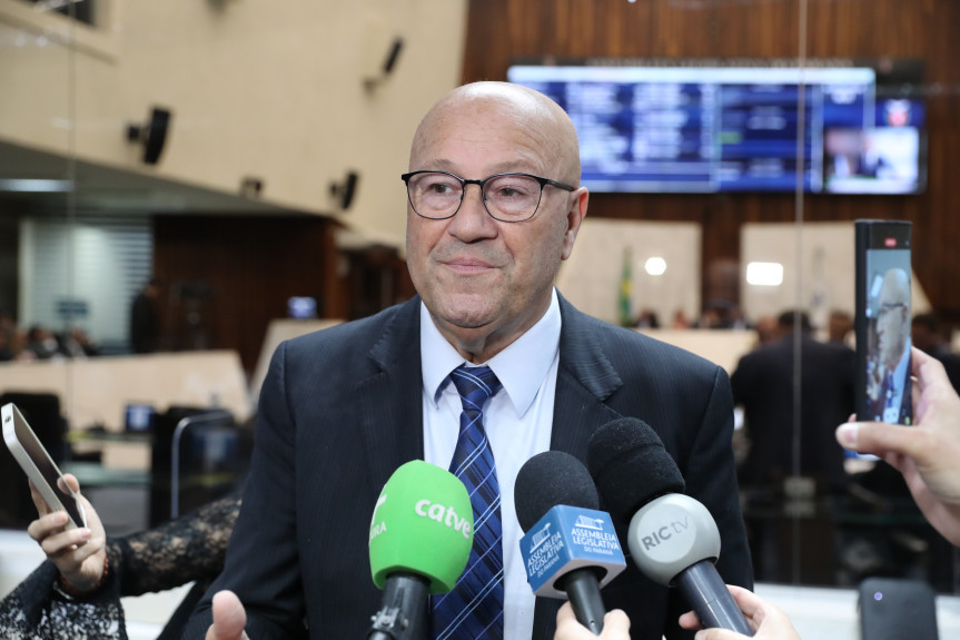 O deputado Luiz Claudio Romanelli (PSD) é o presidente da Comissão de Orçamento da Casa.