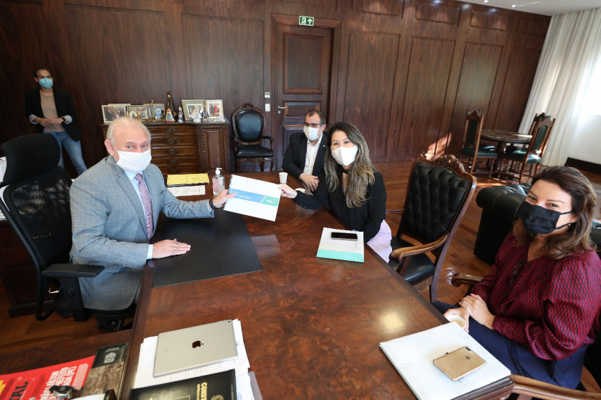 Presidente Traiano recebeu na segunda-feira (11) a primeira dama do Paraná, Luciana Saito Massa que convidou a Assembleia Legislativa para participar da campanha solidária de doação de cestas básicas.
