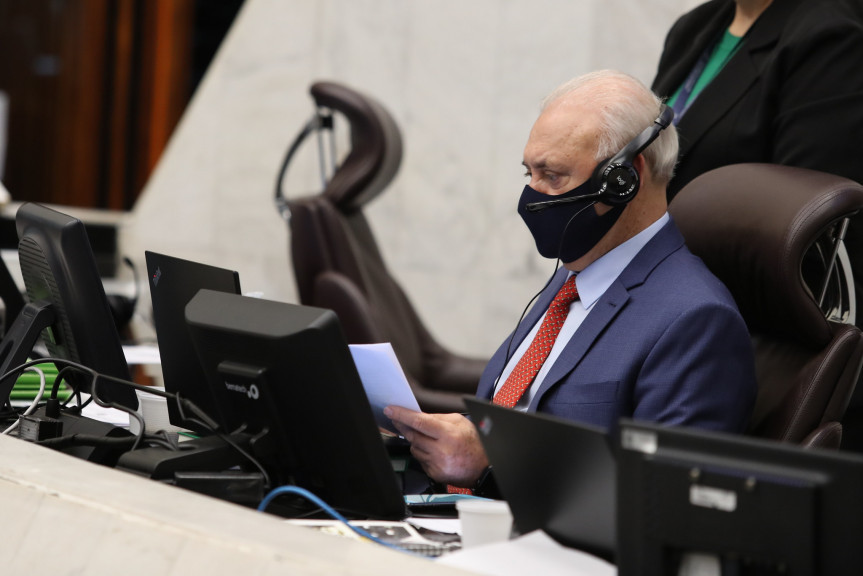 Presidente Traiano leu, durante a sessão plenária, um texto do deputado Tercílio Turini e pediu um minuto de silêncio em homenagem às vitimas da COVID-19.