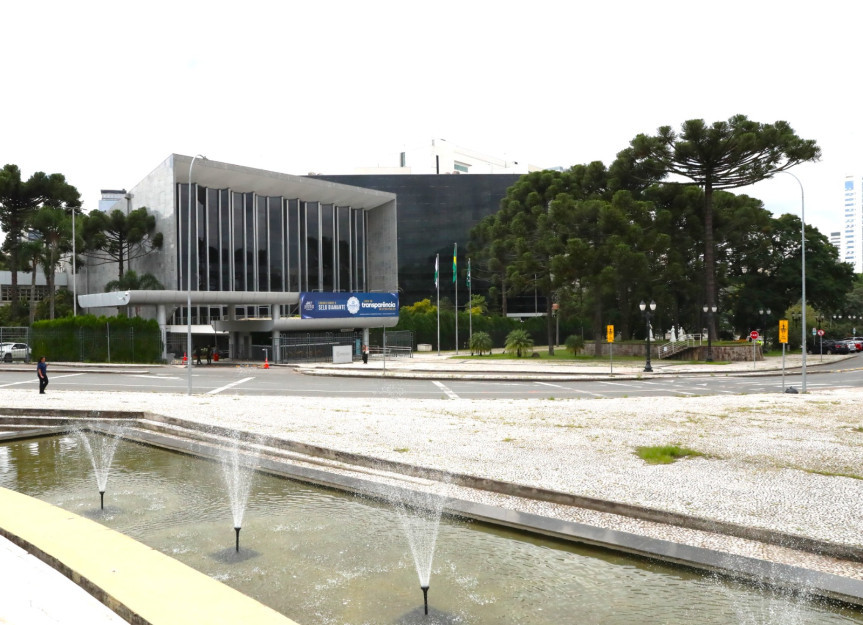 Na pauta da sessão plenária de segunda-feira (17) constam 13 itens.