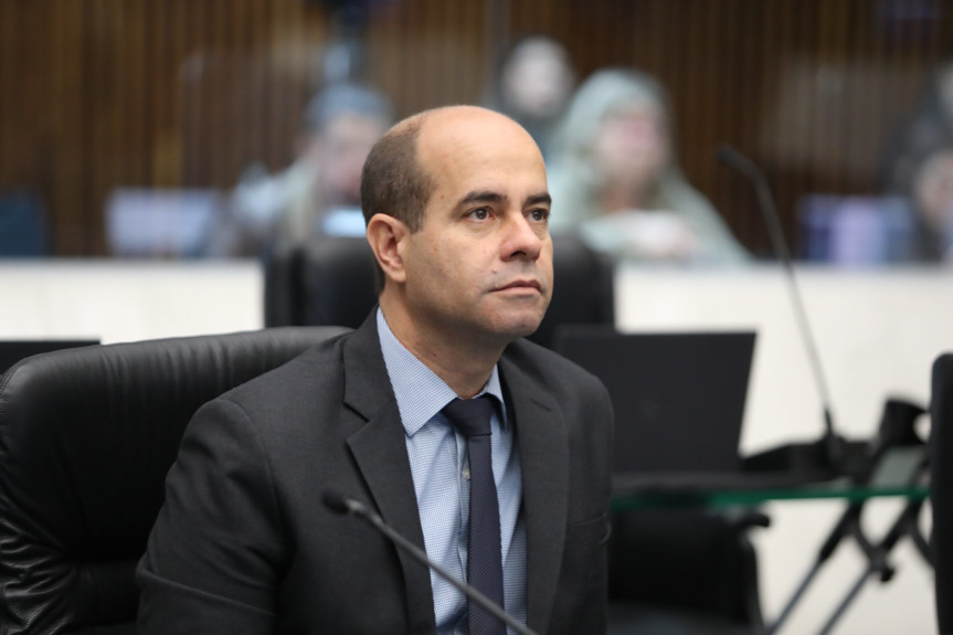 “Vamos apresentar o cenário da reforma tributária, o que foi aprovado na Câmara dos Deputados e as perspectivas no Senado. O objetivo da nossa Frente, da ALEP, é esse, de levar aos paranaenses e aos diferentes segmentos da sociedade os impactos do que está sendo discutido em Brasília. Iremos ouvir, colher as demandas, para enviar ao Senado as contribuições do nosso estado", explicou o deputado Evandro Araújo.