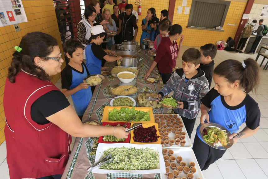 Audiência debate a possibilidade de terceirização da merenda escolar.