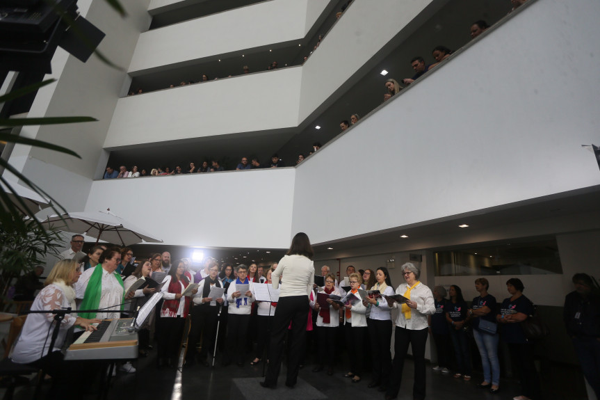 Corais luteranos Bom Pastor e Martin Luther apresentaram aos funcionários e visitantes um repertório repleto de clássicos da música sacra.