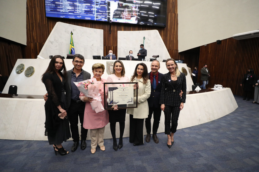 Vani Fadel recebe o título de Cidadã Benemérita do Paraná.