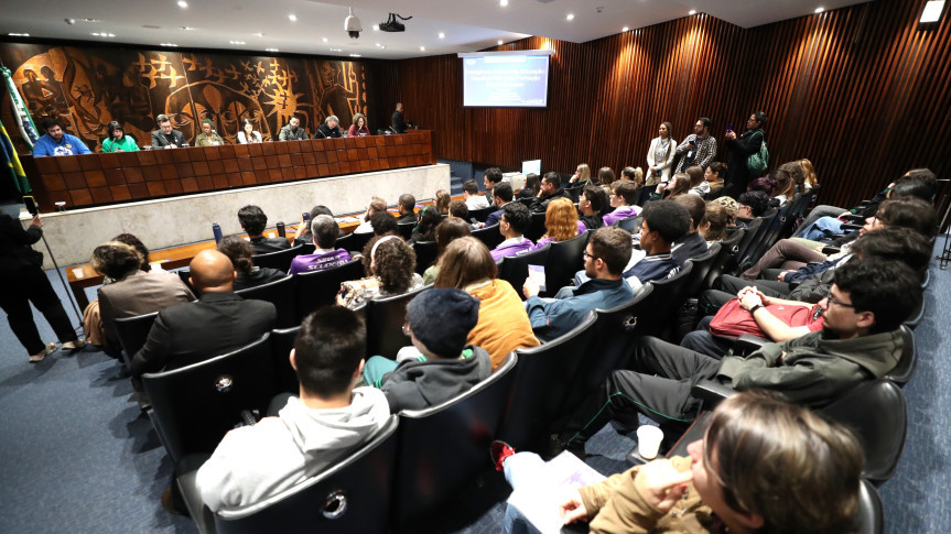 Audiência realizada no Plenarinho da Casa reuniu educadores, estudantes, pesquisadores, sindicatos, especialistas, representantes de instituições públicas e movimentos sociais.