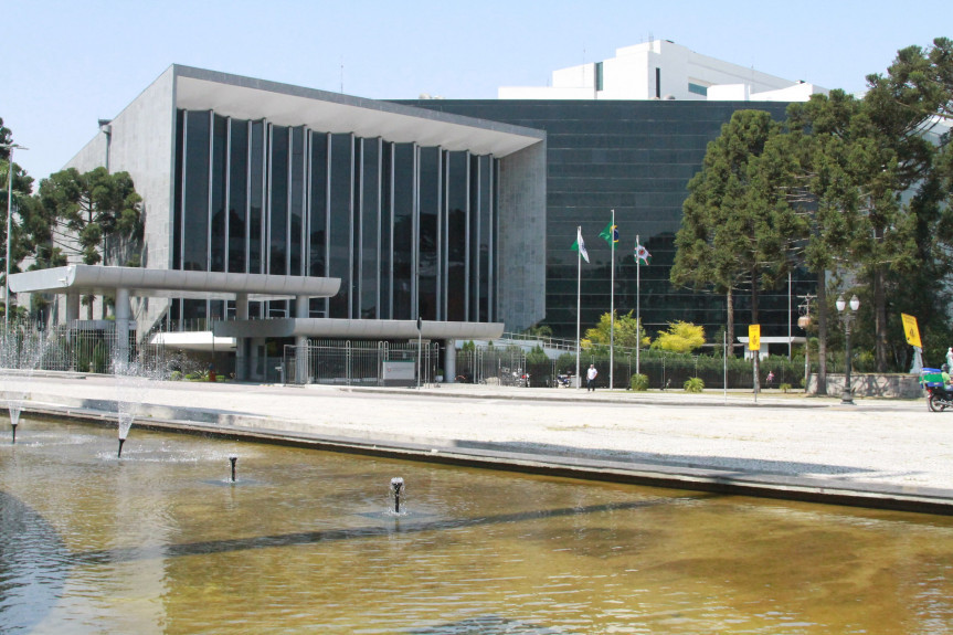 Projeto que regulamenta a aplicação da dose complementar da vacina contra a Covid-19 na pauta da Assembleia Legislativa do Paraná.