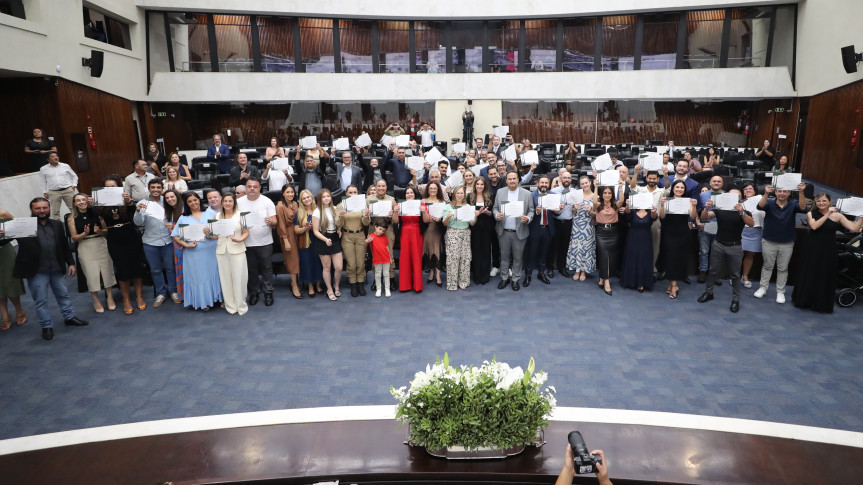 Solenidade ocorreu na noite desta quinta-feira (26), no Plenário da Assembleia Legislativa do Paraná.
