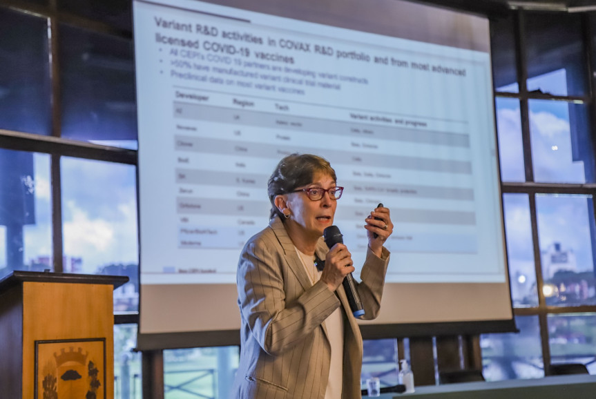 Mariângela Galvão durante palestra para equipe da Secretaria Municipal de Saúde de Curitiba, em 2022.