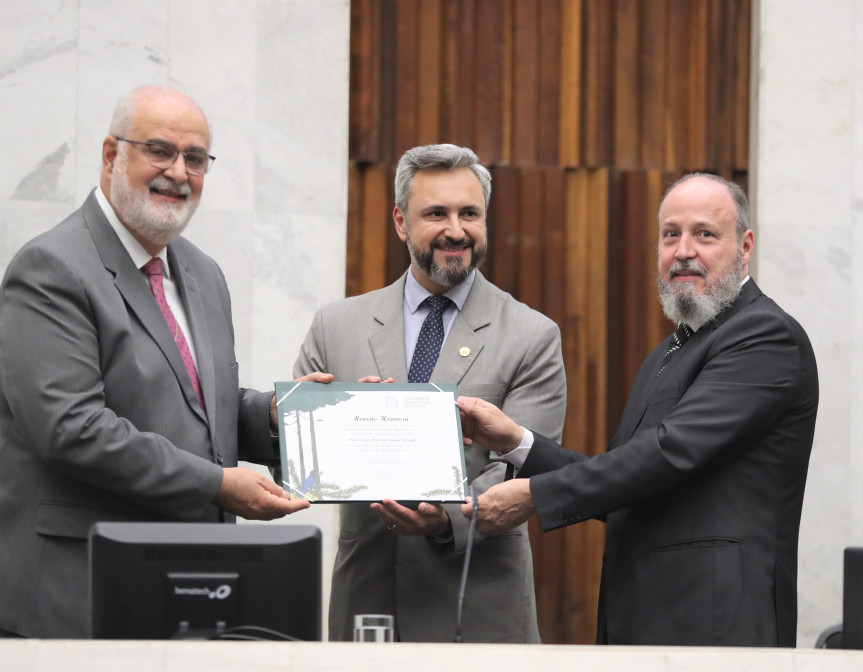 Solenidade ocorreu na noite desta terça-feira (12), no Plenário da Assembleia Legislativa do Paraná.