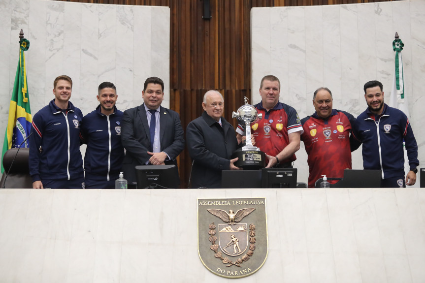 O presidente da Assembleia, deputado Ademar Traiano (PSD), e o deputado Gugu Bueno (PSD) receberam os bicampeões no Plenário da Casa.