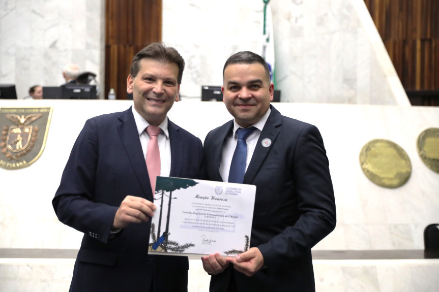 A Menção Honrosa, entregue ao presidente do CREFONO3, Celso Luiz Gonçalves dos Santos Junior, é um reconhecimento pelo trabalho realizado pelos profissionais da fonoaudiologia em prol dos paranaenses.