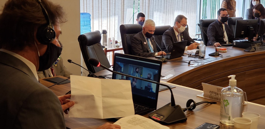 O presidente da OAB-PR, Cássio Telles, participou da reunião da Comissão Especial que analisa os projetos que altera e atualiza as tabelas de custas dos cartórios.