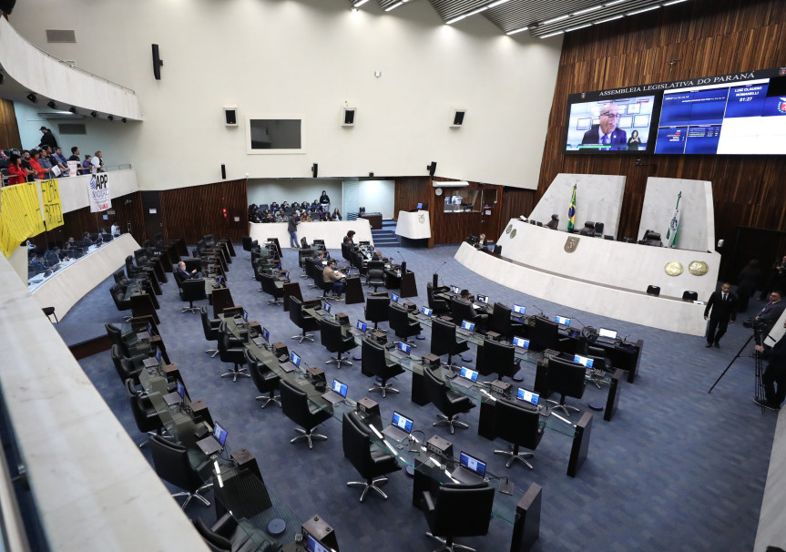 As três sessões (uma ordinária, uma extraordinária e outra ordinária antecipada de quarta-feira) ocorreram de forma hibrida, com alguns parlamentares em Plenário e a maioria de forma online.