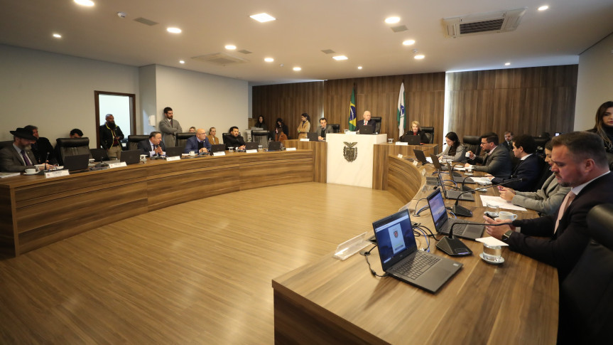 Reunião extraordinária ocorreu no início da tarde desta segunda-feira (9), no Auditório Legislativo.