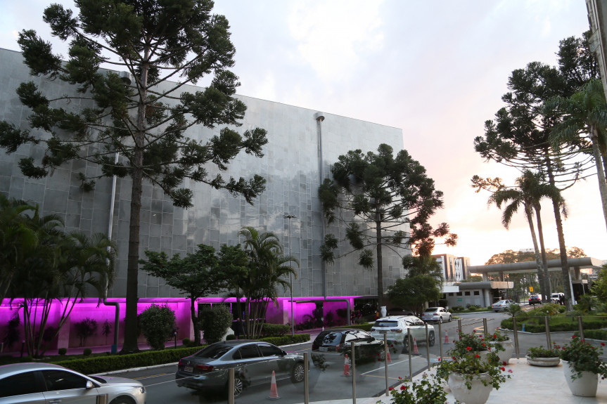 Assembleia Legislativa do Paraná terá iluminação especial em apoio à Campanha Outubro Rosa.