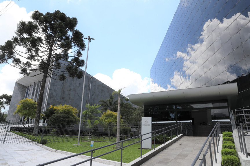 Hoje a Assembleia está na sua 20ª legislatura e, até aqui, cerca de mil parlamentares ocuparam uma cadeira no legislativo paranaense.