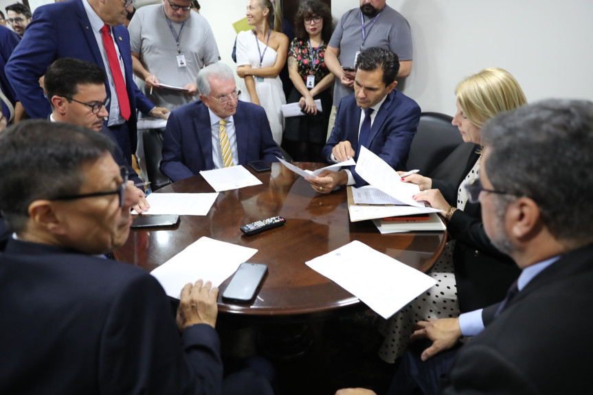 Reunião ocorreu após a sessão plenária desta terça-feira (18).