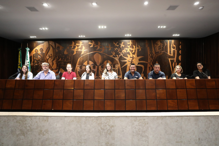 Visitantes puderam conhecer o Plenarinho da Casa.