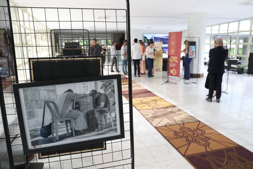 A mostra reúne as imagens finalistas do 3º Concurso Fotográfico Corpus Christi Curitiba, promovido pela Arquidiocese de Curitiba.