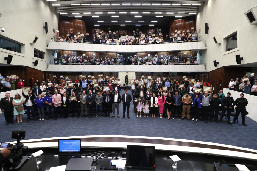 Solenidade lotou o Plenário da Assembleia Legislativa na noite desta quinta-feira (11).