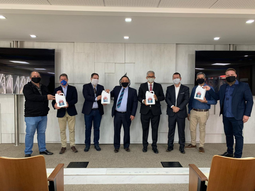 Deputado Hussein Bakri (PSD), líder do Governo na Assembleia, participou do ato de doação de 700 litros de álcool em gel para a Associação Sul-Paranaense da Igreja Adventista do Sétimo Dia.
