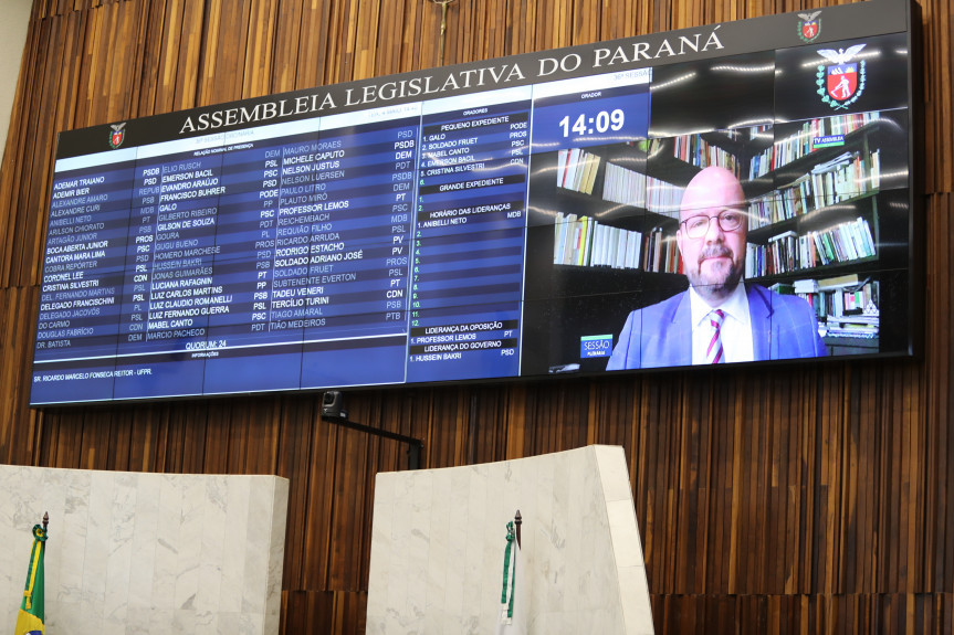 Reitor da UFPR, Prof. Dr. Ricardo Marcelo Fonseca, usou o grande expediente da sessão plenária para falar da vacina contra a covid-19 desenvolvida pela instituição.