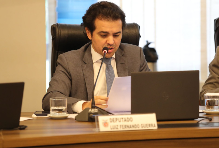 Luiz Fernando Guerra defende a iniciativa do projeto que é assinado pelos deputados Ney Leprevost, Marcio Pacheco, Tiago Amaral e Paulo Gomes, votando pela sua aprovação.