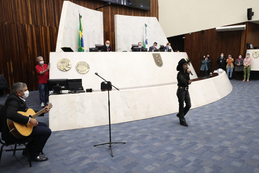 A jovem Maria Victória, da cidade de Alto Piquiri, levou o Paraná à etapa final do The Voice Kids e recebeu homenagem na Assembleia Legislativa do Paraná.
