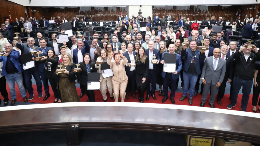 Premiação ocorreu na noite desta terça-feira (21), no Plenário da Casa.