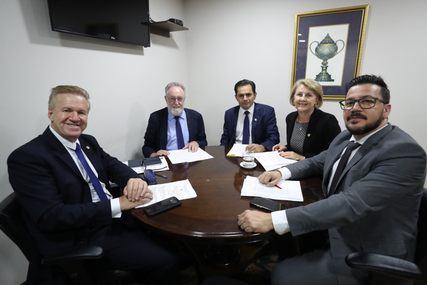 Reunião ocorreu nesta segunda-feira (22), após a sessão plenária.