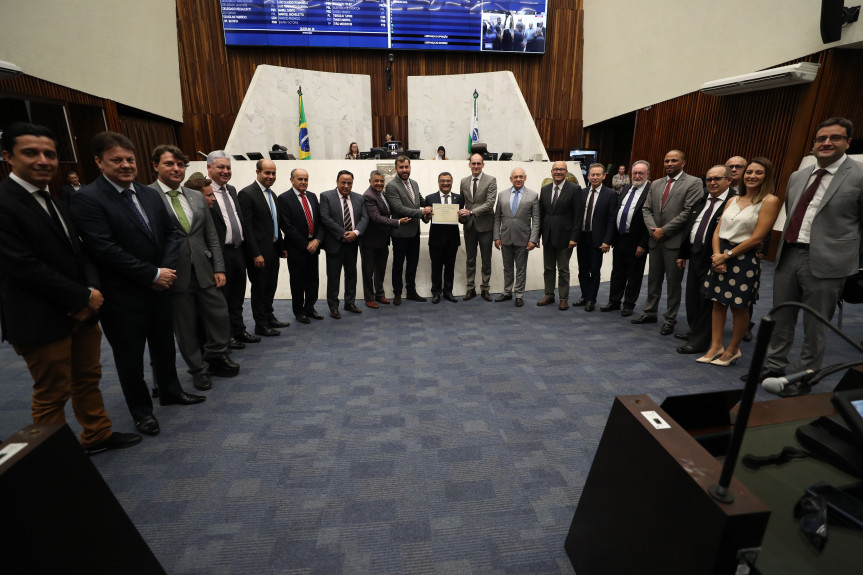 Equipe que fez o primeiro transplante de pulmão do Paraná recebe homenagem na Assembleia Legislativa.