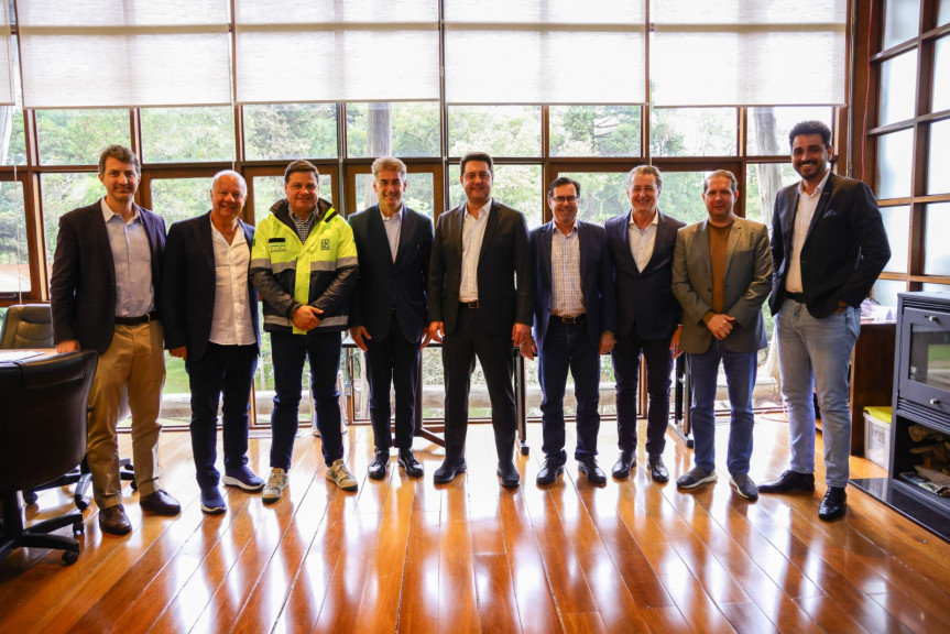 A reunião contou com as presenças do governador Carlos Massa Ratinho Junior; do deputado estadual e primeiro vice-presidente da Assembleia Legislativa, Marcel Micheletto e do secretário estadual de Infraestrutura e Logística, Sandro Alex.