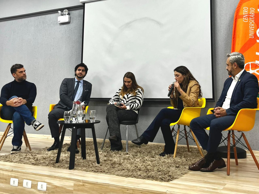 A mesa-redonda também contou com a presença dos vereadores Indiara Barbosa e Rodrigo Marcial, além do deputado estadual Goura, sob mediação da jornalista Kelli Kadanus.