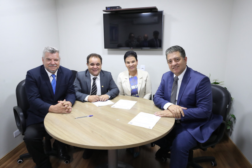 Reunião ocorreu após a sessão plenária desta segunda-feira (14).