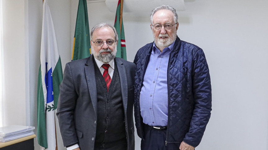 Deputado Tercilio Turini (à esq.) ao lado do diretor-geral da Secretaria de Ciência, Tecnologia e Ensino Superior do Paraná, Jamil Abdanur Júnior.