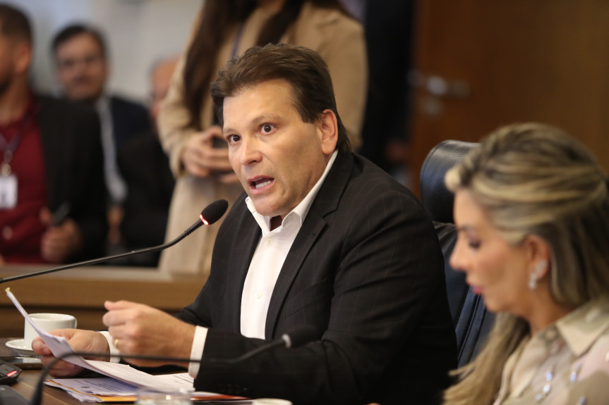 “Apresentei o parecer pedindo a aprovação do projeto de lei em virtude da constitucionalidade e legalidade, uma vez que ele não retira a obrigatoriedade do Poder Executivo em continuar atuando e legislando para melhorar a qualidade de ensino no Estado do Paraná, além do que, a proposta não resulta no acréscimo de despesas ou na renúncia de receitas voltadas às instituições de ensino”, destaca o relator Paulo Gomes.