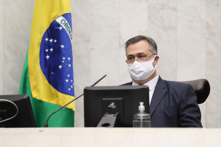 Durante prestação de contas da Saúde na Assembleia Legislativa, secretário Beto Preto mostra preocupação com aumento de casos de Covid-19 no Paraná.