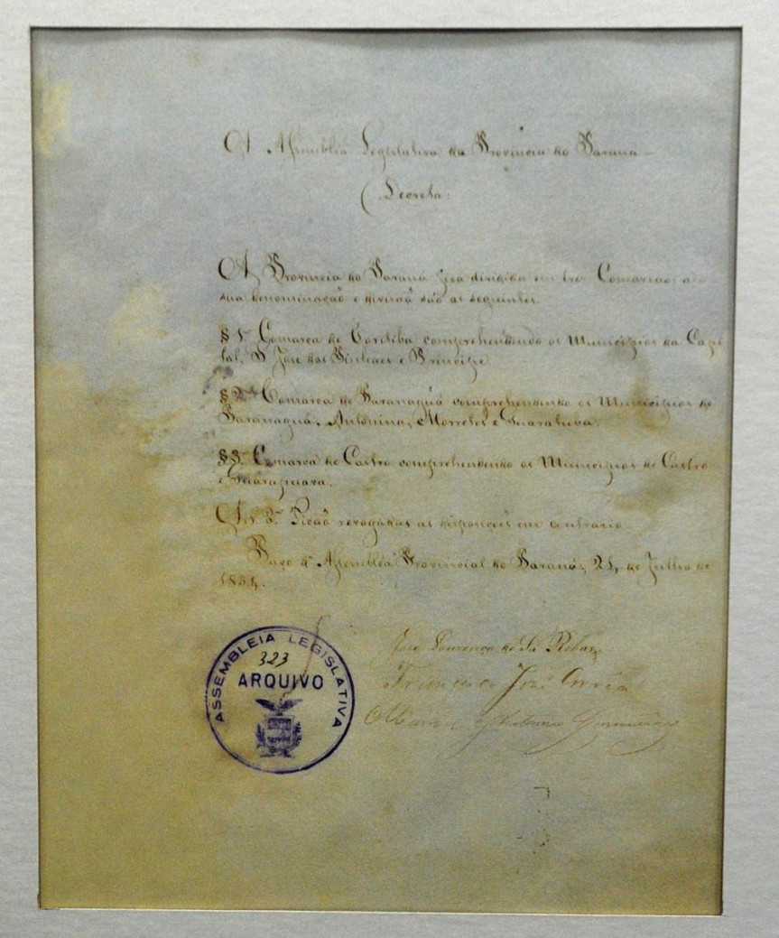 A primeira lei definiu Curitiba como sendo a capital da Província do Paraná, em 14 de julho de 1854.