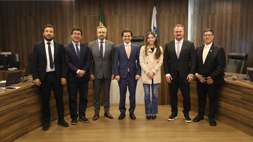 Reunião ocorreu após a sessão plenária desta segunda-feira (4).