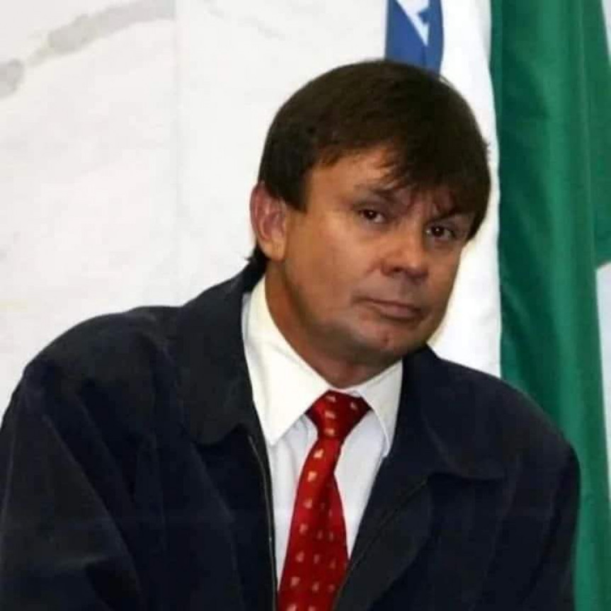 O ex-deputado Carlos Simões morreu nesta quarta-feira (13) vítima de um acidente automobilístico.