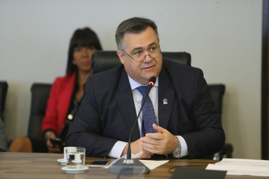 Secretário de Saúde, Beto Preto, durante apresentação, aos deputados, da prestação de contas dos investimentos na área em outubro de 2019.