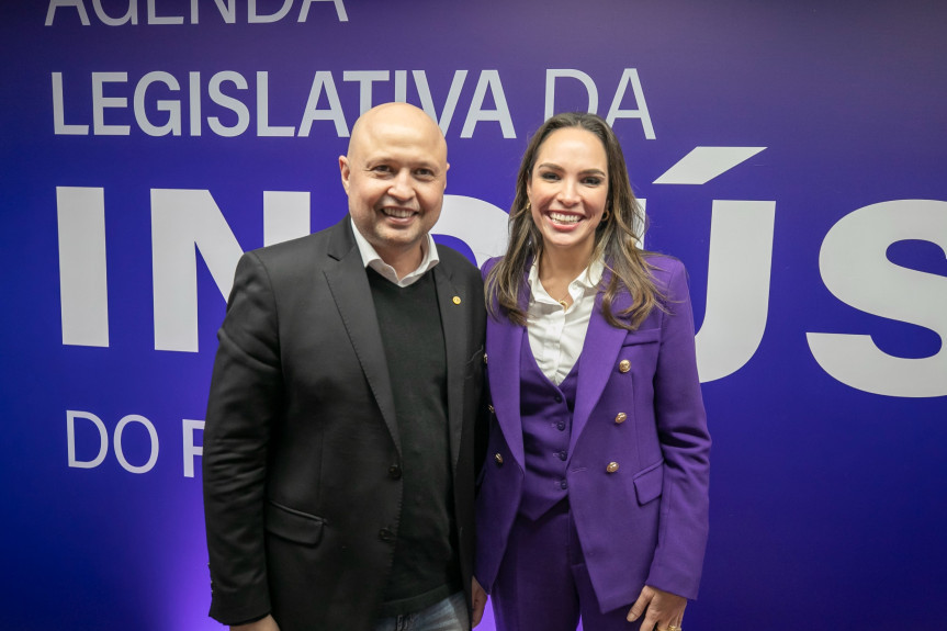 A 2ª secretária da Casa, deputada Maria Victoria (PP), ao lado do presidente do Sistema Fiep, Edson Vasconcelos.