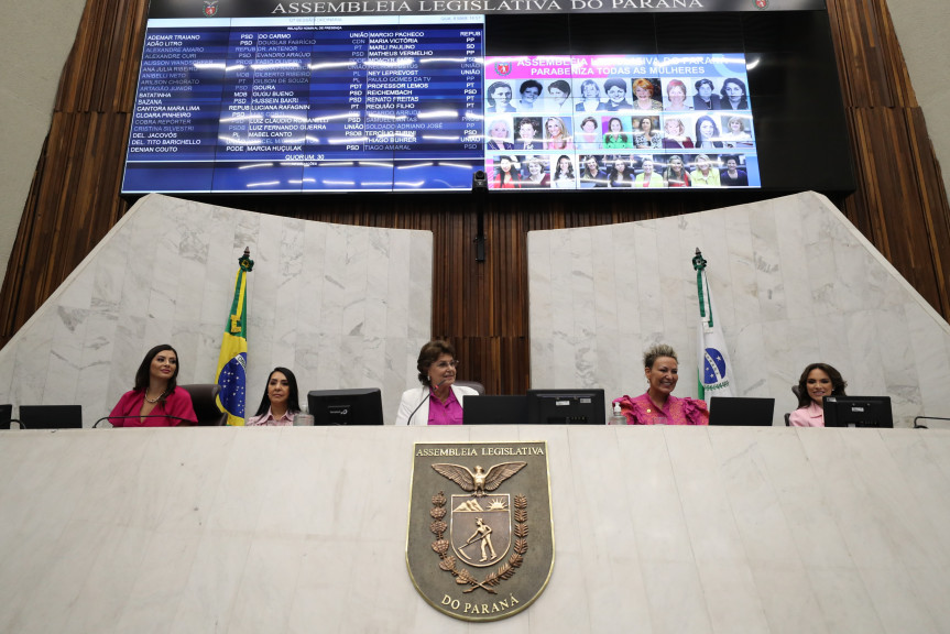 Durante parte da sessão plenária desta quarta-feira (8), a Mesa do Plenário foi exclusivamente ocupada por deputadas.