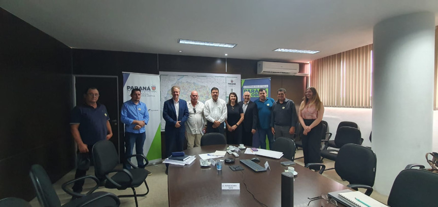 Deputado Corti, prefeita Leila, vereadores e empresários apresentaram reivindicações em reunião com o secretário Sandro Alex.