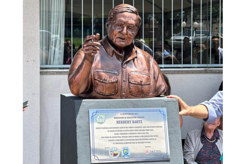 O município de Rolândia também reconhece a relevância de Bartz com a instalação de uma estátua em sua homenagem.
