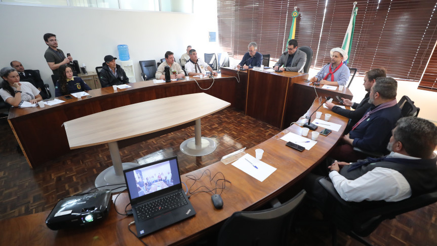 Reunião ocorreu na manhã desta segunda-feira (12), na Sala das Comissões.